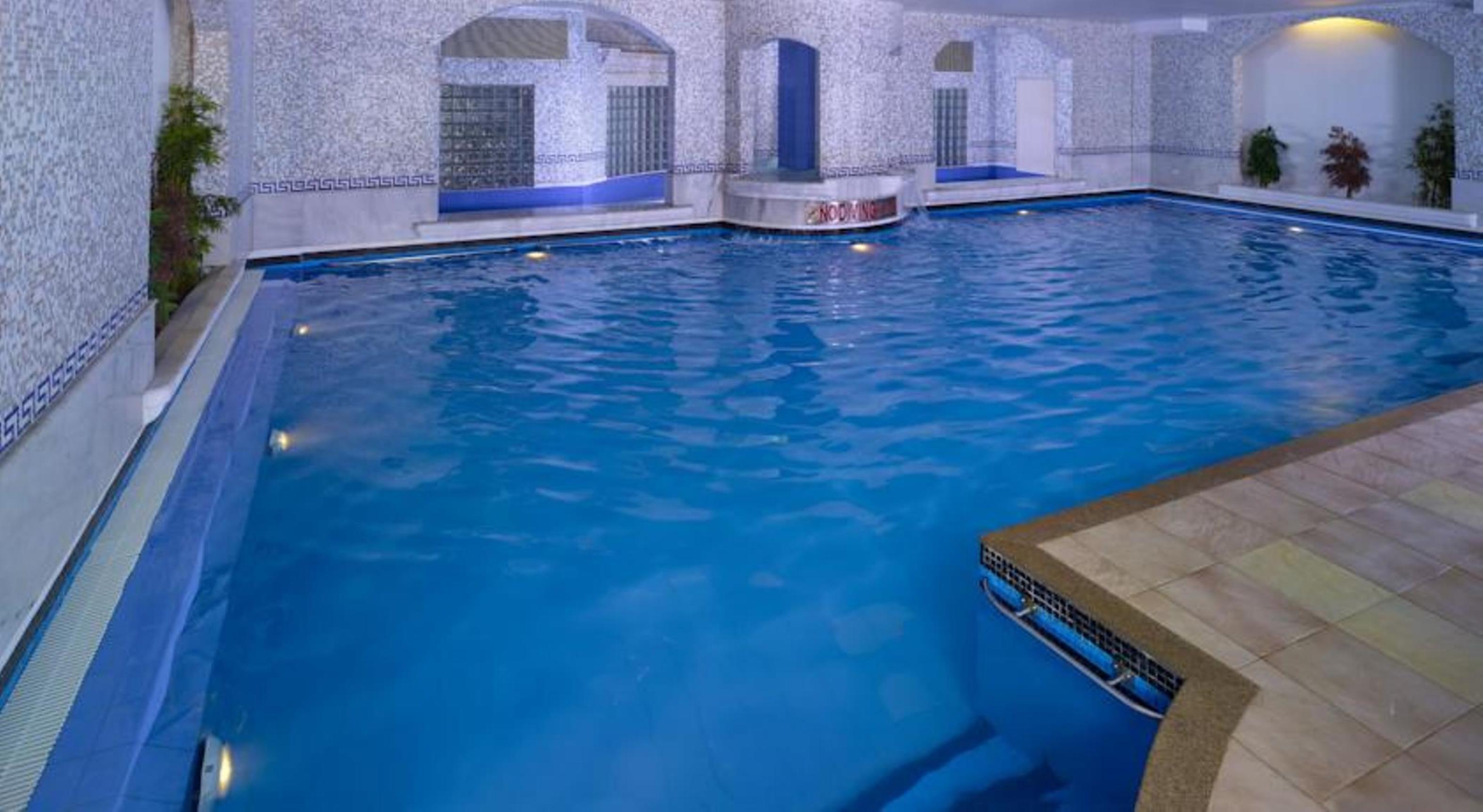Grand Chennai By Grt Hotels Екстериор снимка The swimming pool at the hotel